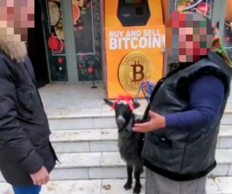 O bătrână a adus o capră la bancomat ca s-o schimbe pe bitcoin (VIDEO)