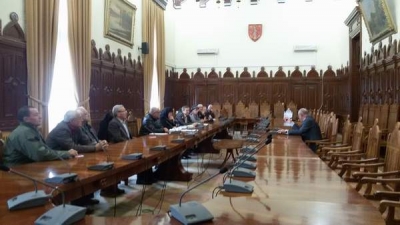 Pensionarii gălăţeni au aflat câţi parlamentari are Galaţiul - unul!