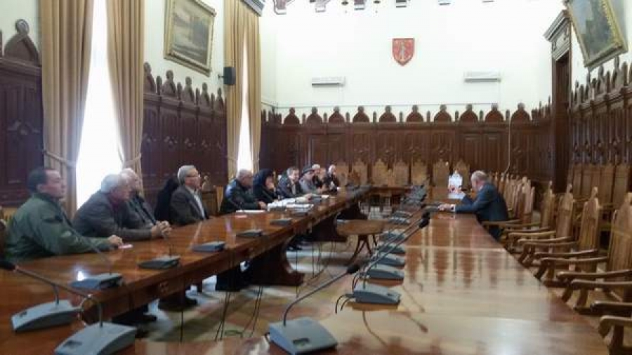 Pensionarii gălăţeni au aflat câţi parlamentari are Galaţiul - unul!
