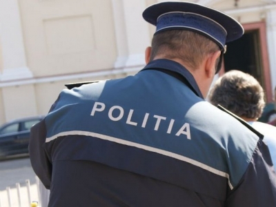 Poliţistul care lua taxă de protecţie de la infractori va fi judecat în libertate