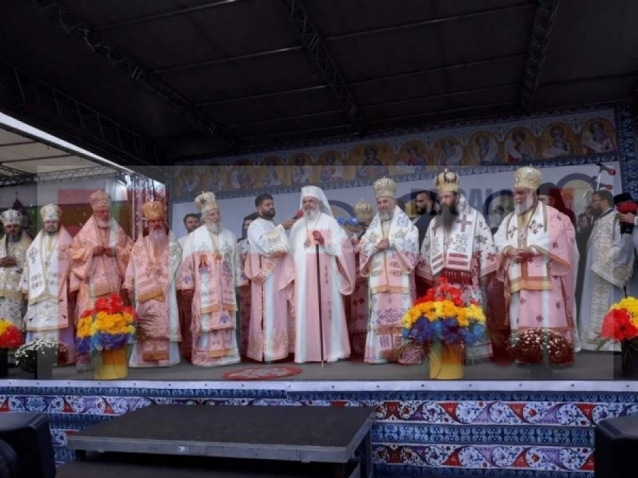 VIDEO: Mii de pelerini s-au îmbulzit să treacă prin altarul Mănăstirii Măxineni, sfinţită de Patriarhul Daniel