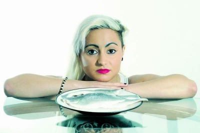 Cântăreaţa britanică Cassie Graves suferă de „sindromul mirosului de peşte stricat”