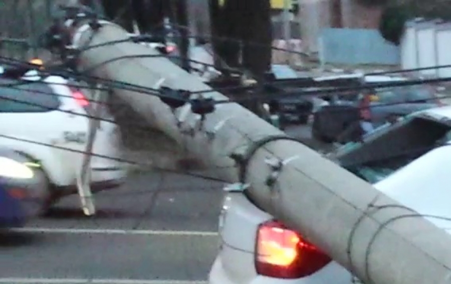 Scandal în trafic: maşini lovite şi stâlp de beton rupt