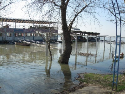 Dunărea a depăşit cota de atenţie: Construcţiile hidrotehnice şi ambarcaţiunile, în pericol