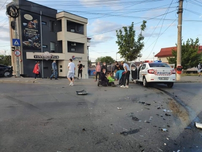 Poliţistă, a rămas fără permis după ce a intrat în intersecţie fără semnale acustice şi a provocat un accident