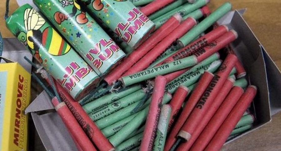 Comerţ ilegal de artificii, lângă o şcoală generală