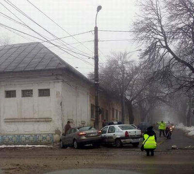 Doi poliţişti în spital, maşina poliţiei locale implicată într-un accident