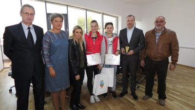 Sportivele care au adus aurul la Galaţi au fost în vizită la Primărie