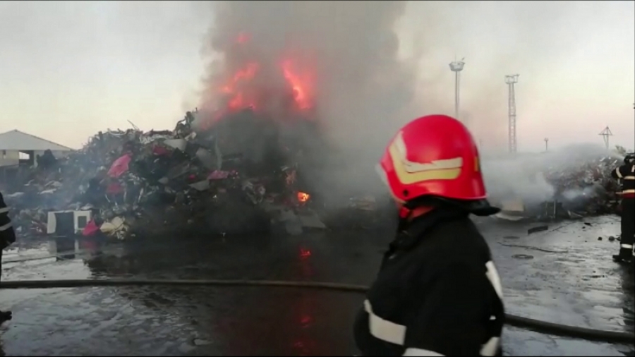 VIDEO | Incendiu de proporţii în Galaţi: Sute de tone de deşeuri feroase ard în Port Docuri