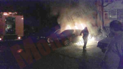 Maşini incendiate în parcare
