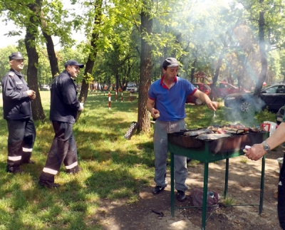 Grătare supravegheate de pompieri şi apeluri „fără număr” la ambulanţă