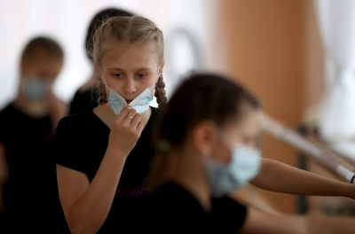 Copiii mai mari şi adolescenţii pot transmite COVID-19 la fel ca adulţii
