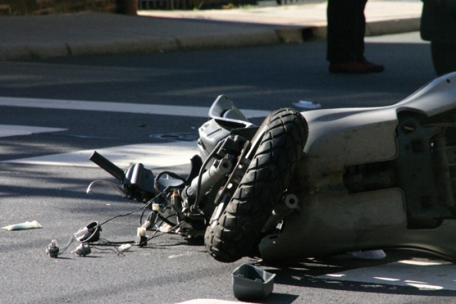 Copil rănit după ce bunicul ameţit l-a urcat pe moped şi au intrat într-un cap de pod