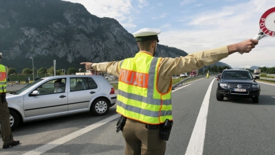 Poliţiştii austrieci măsoară până şi şanţurile cauciucurilor de iarnă la maşinile cu numere de România