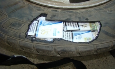 Peste 10.000 de ţigarete ascunse în roata de rezervă a unui autoturism