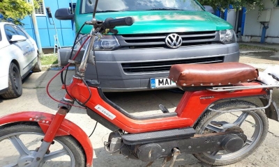 Ijdileni: Fără carnet, conducea un moped neînregistrat