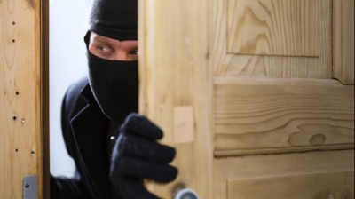 A găsit uşa deschisă şi a furat 500 lei
