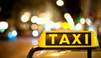 Taximetrist bătut şi lăsat fără maşină de clienţi