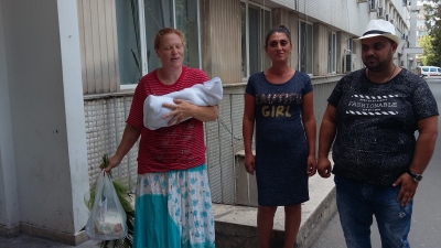 Taximetristul va boteza fetiţa născută în maşina lui