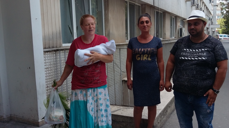 Taximetristul va boteza fetiţa născută în maşina lui