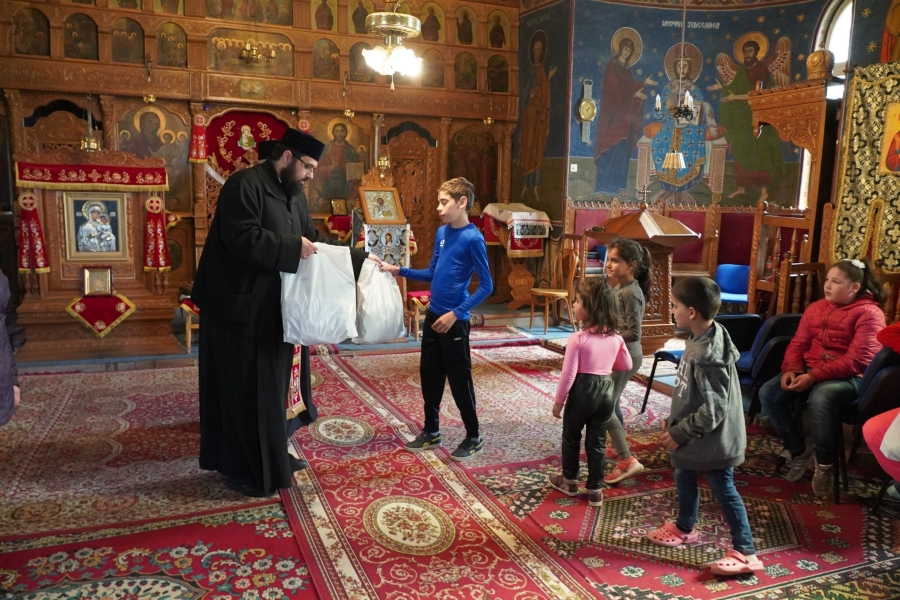 Copiii sărmani din Tuluceşti şi Braniştea s-au înnoit de Sfintele Paşti