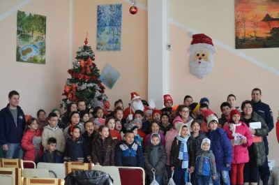 Jandarmii l-au ajutat pe Moş Crăciun să ajungă la copiii sărmani