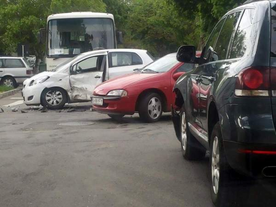 Impact cu două maşini şi un autobuz în intersecţie