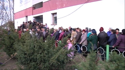 SCANDAL | Sute de pensionari gălăţeni au luat cu asalt un centru medical: "Bătaie de joc în sistemul sanitar"