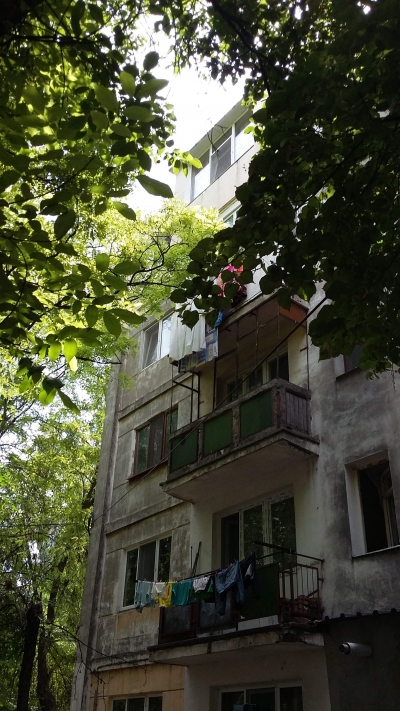 Un băiat de 5 ani a căzut de la etajul 4