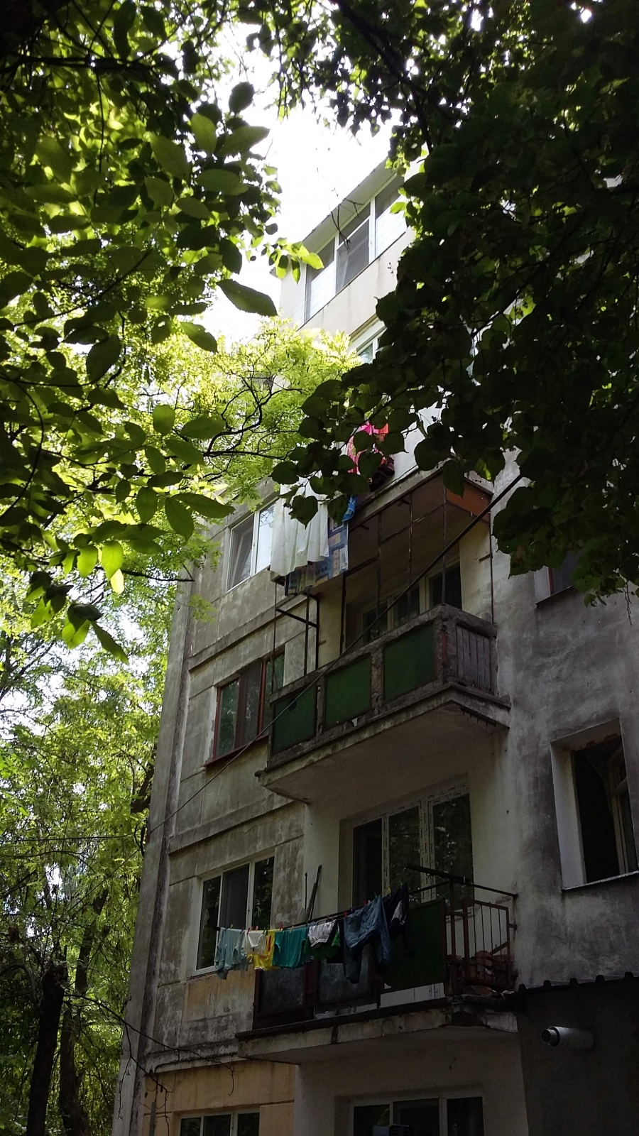 Un băiat de 5 ani a căzut de la etajul 4