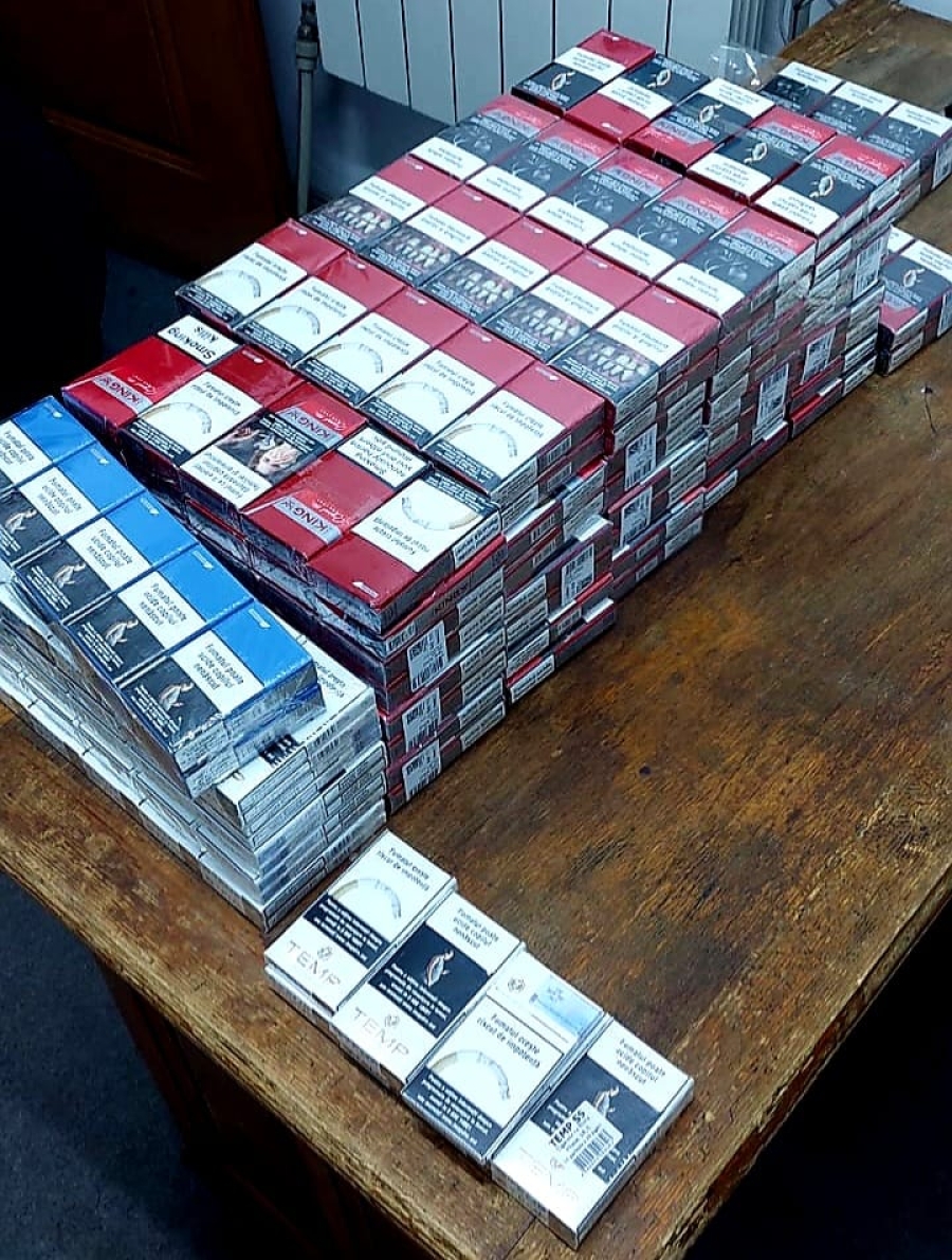 Peste 5.700 de ţigarete netimbrate, găsite de jandarmi în Piaţa Mare din Brăila