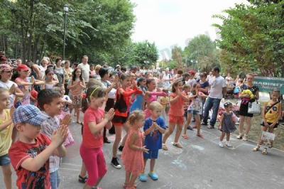 Peste 200 de părinţi şi copii la „Serbarea verii”