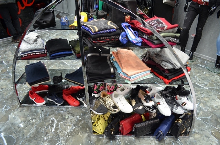 Haine şi accesorii în valoare de peste 45.000 lei, confiscate de poliţiştii de frontieră (GALERIE FOTO)