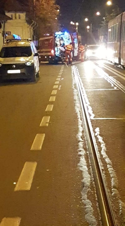 Accident grav pe trecerea de pietoni. Un bărbat a ajuns la spital