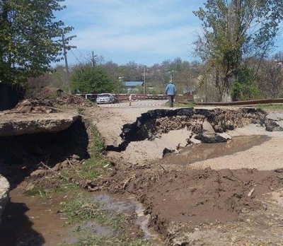 Problemele la drumul de la Ţepu s-au agravat, în mai puţin de 24 de ore, groapa a ajuns la 1,8 m