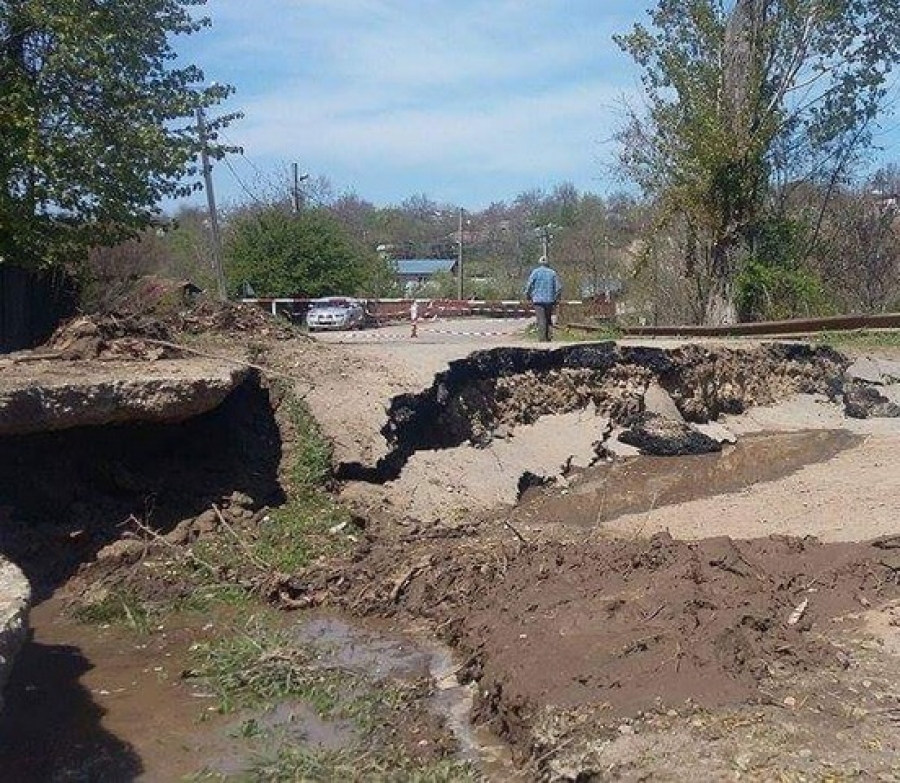 Problemele la drumul de la Ţepu s-au agravat, în mai puţin de 24 de ore, groapa a ajuns la 1,8 m