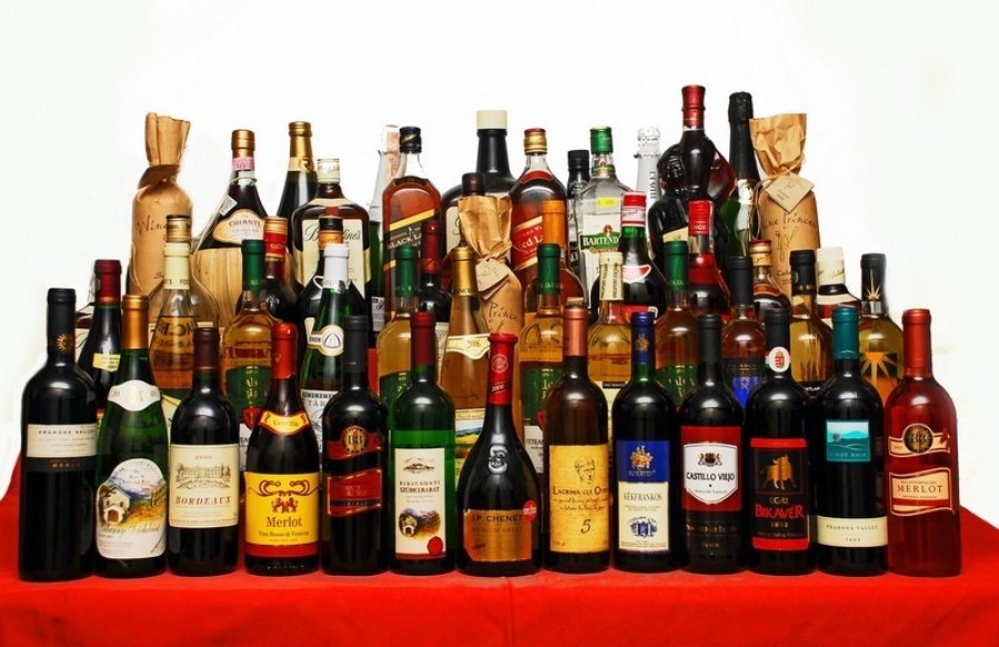 Românii cheltuie tot mai mult pe alcool