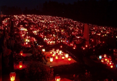 Cimitire luminate diseară, de Ziua Morţilor