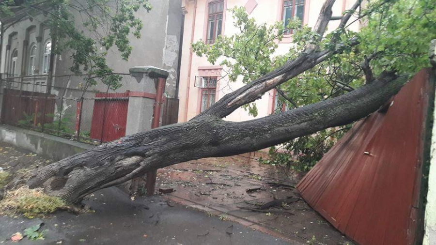 Bilanţ de ultimă oră: 22 de persoane rănite, multe localităţi fără energie electrică şi apă potabilă