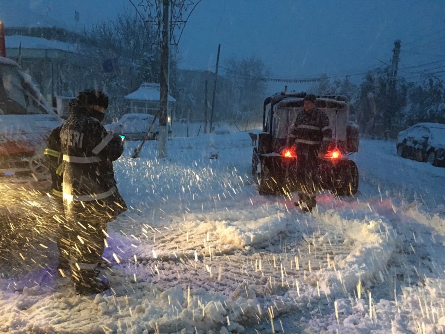 Intervenţii de urgenţă în judeţul răvăşit de zăpadă şi viscol