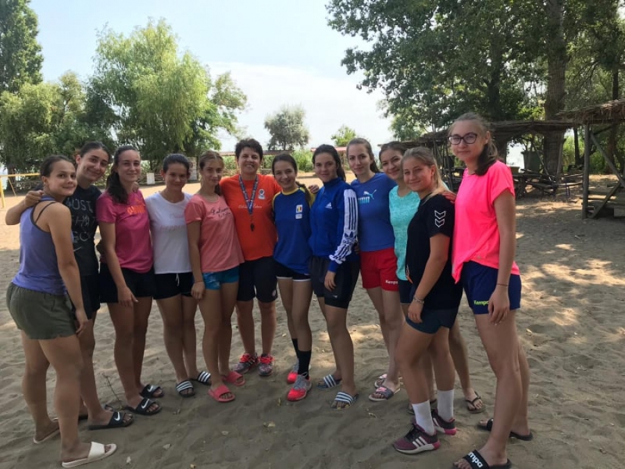 „Nepoţelele” de la CSM Galaţi participă la finala beach handbal