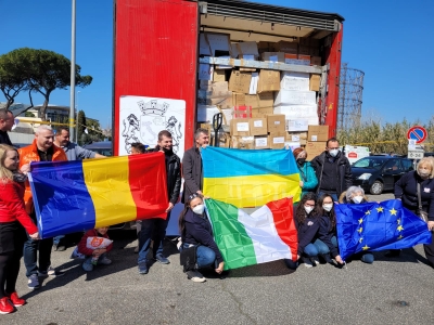 Camion de 20 m lungime încărcat cu 18 tone de ajutoare, trimis refugiaţilor de către Asociaţia Românilor din Italia