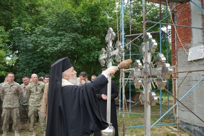 Au fost sfinţite crucile care vor fi aşezate pe biserica din Garnizoana Galaţi