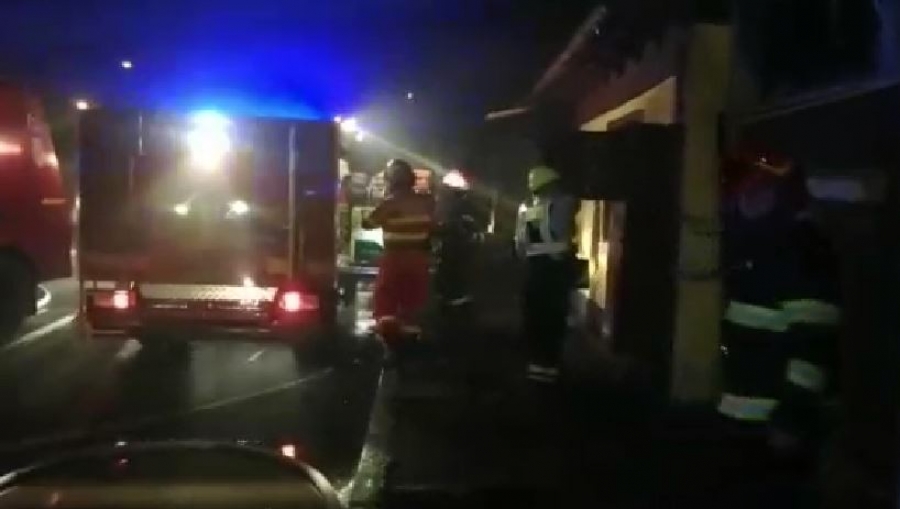 Incendiu violent, în toiul nopţii, într-un cartier din Galaţi (VIDEO)