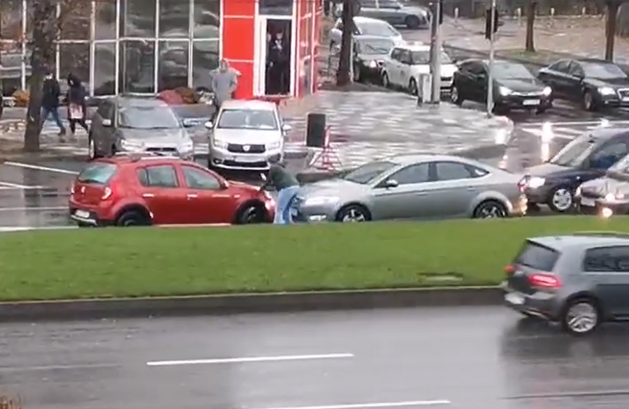 La 73 de ani, a blocat traficul mergând cu maşina pe contrasens (VIDEO)