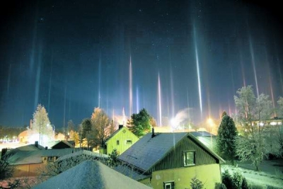 Pilonii de lumină plutitori: minunatul fenomen de pe cerul Europei