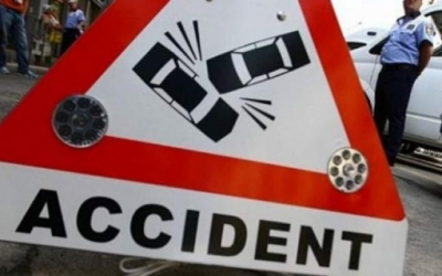 La volan fără permis, a intrat cu maşina în gardul unui imobil (FOTO)