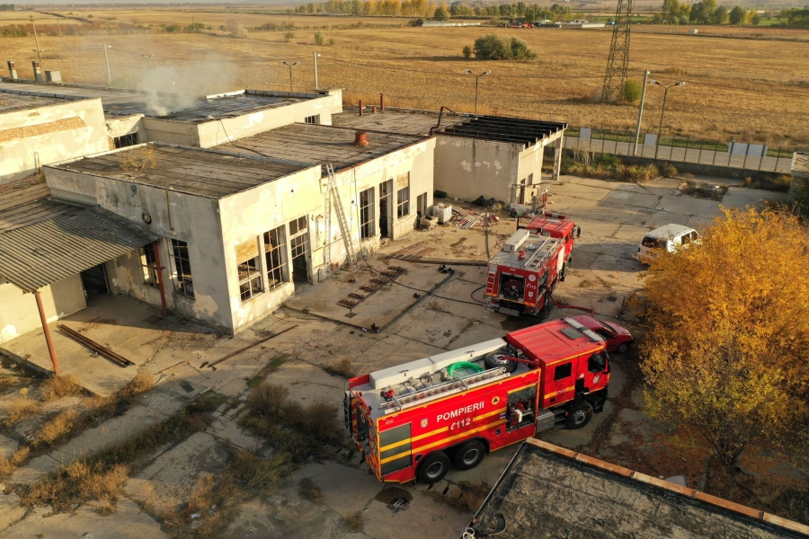 Incendiu la o fostă fabrică de mezeluri din municipiul Tulcea (VIDEO)
