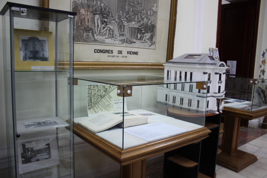 Expoziţii de carte, ziare, fotografii şi reproduceri după cărţi poştale, la Biblioteca Judeţeană „V.A. Urechia”
