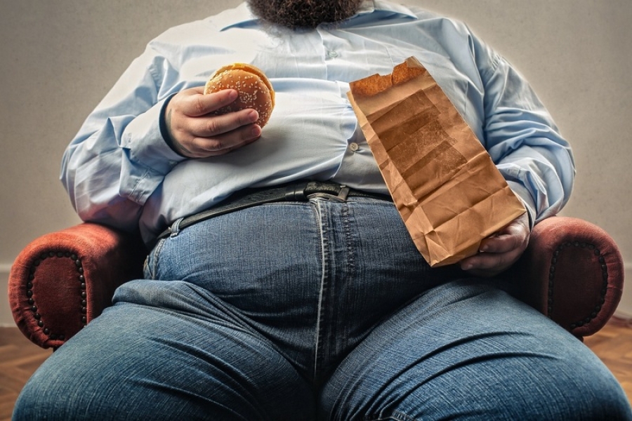 Obezitatea provoacă mai multe cazuri de anumite forme de cancer decât ţigările